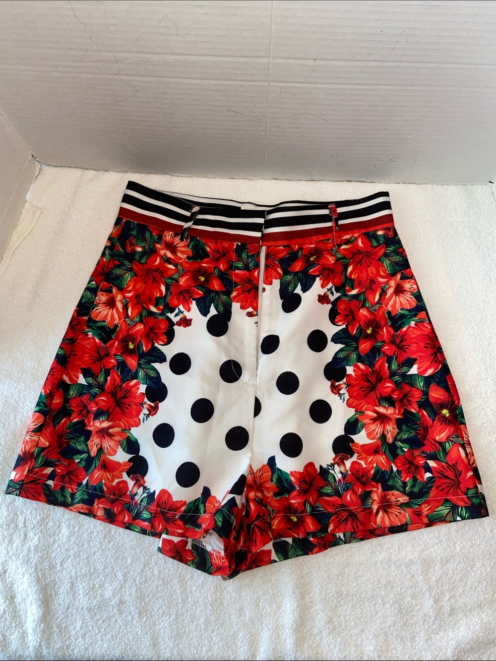 LATISTE by Amy Floral Polka Dot Short Women’s (M) White Red Black Pockets Lined